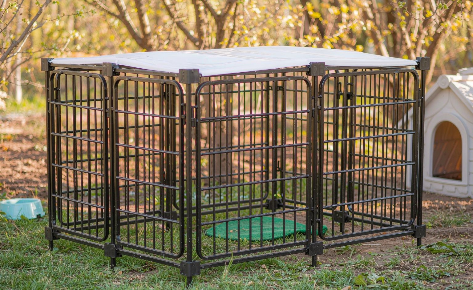 AQGYSYY animal barrier fence panels on a lawn